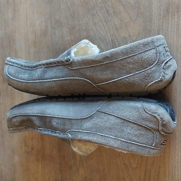 UGG Slippers - Picture 9 of 15